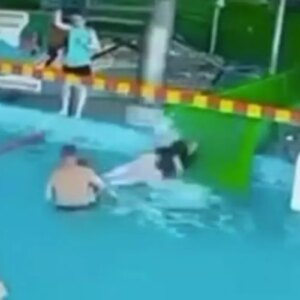 kaydiraktan firlayan kadinin carptigi kucuk cocugun karacigeri yirtildi 41eaQOqY