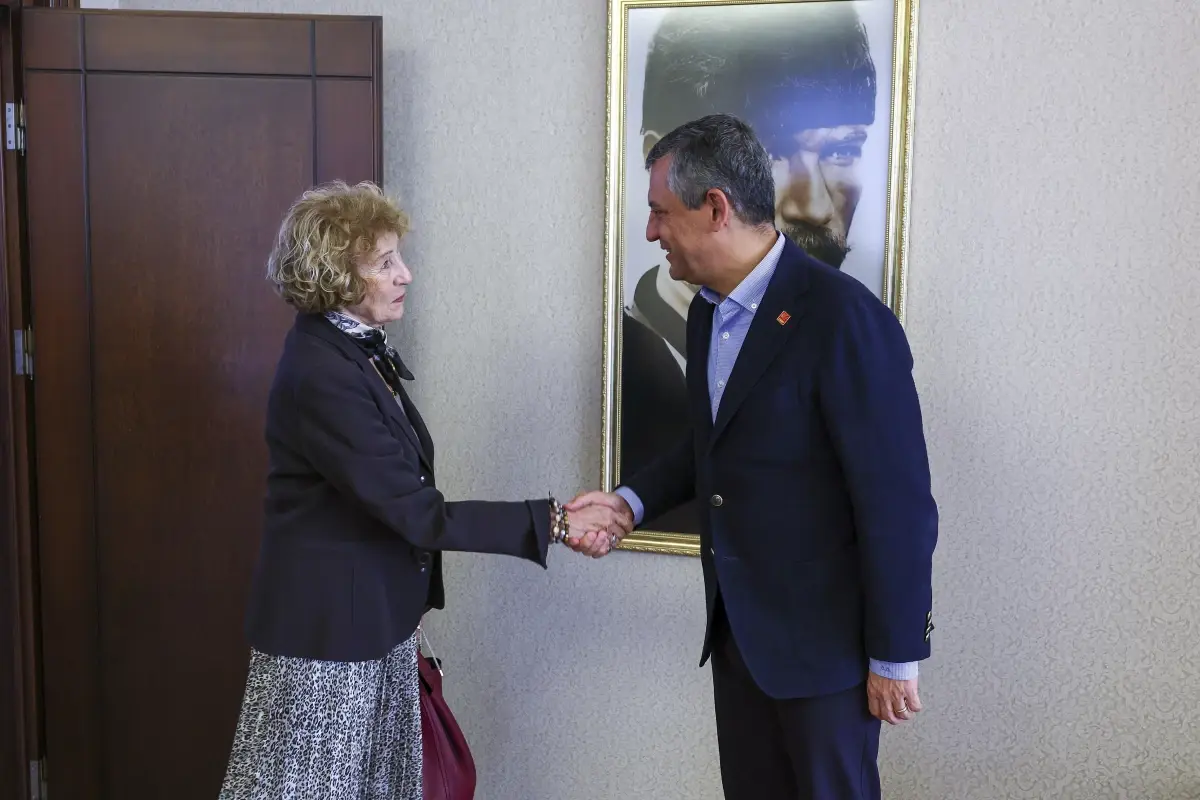 chp genel baskani ozgur ozel ayse kuline uyelik rozeti takti O6uVi9F7