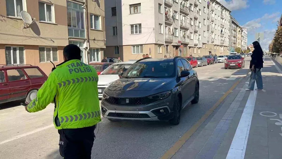 eskisehirde otomobilin carptigi yasli kadinin hayati tehlikesi var rQaA3Hn4.jpg