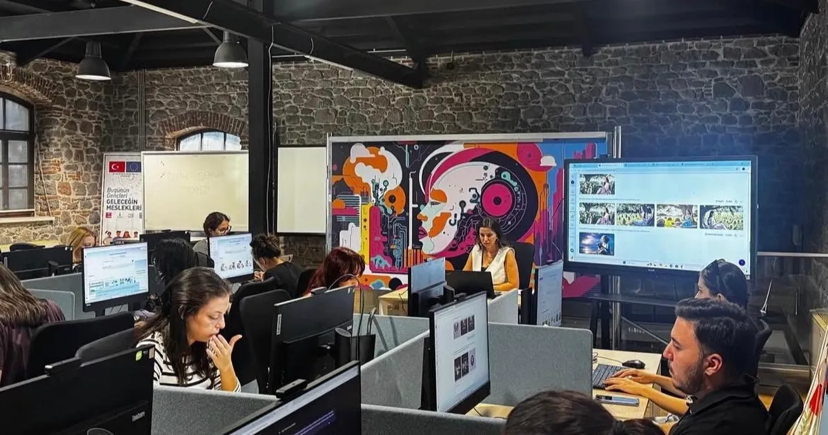 izmir buyuksehirden genclere canva egitimi Bwiwmv43