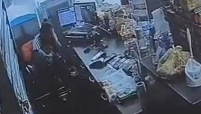 manisada eski es dehset sacti kucagindaki bebege aldirmadan defalarca bicakladi kxCLpr2r