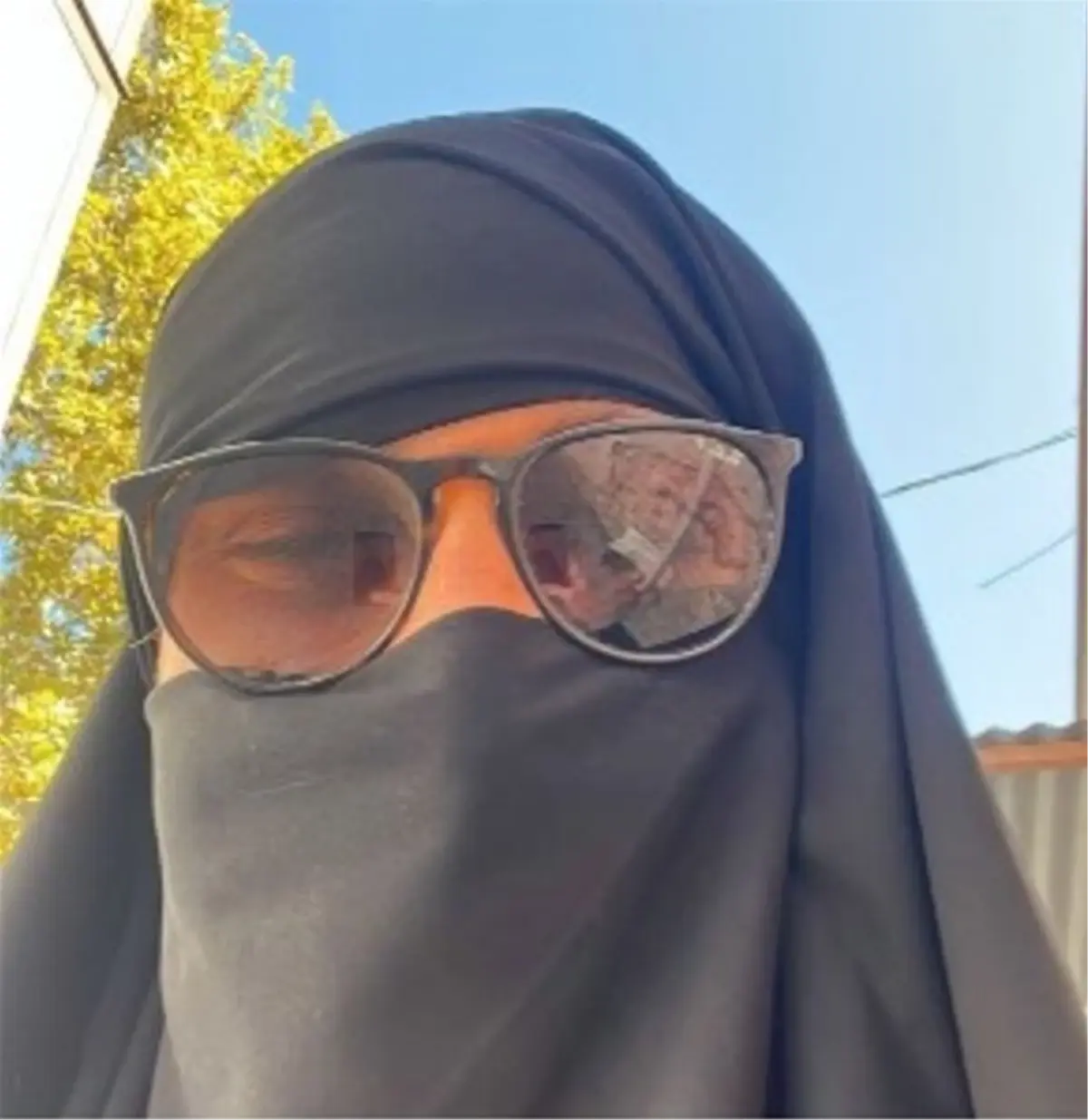 metroda siyah carsafla dolasan adam gozaltina alindi ZdNQbJtD.jpg