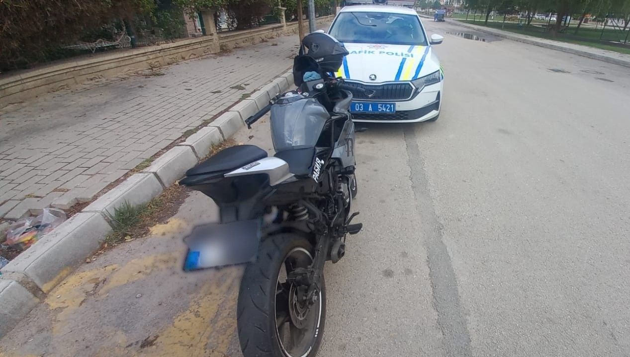 motosikletinin plakasini bantla degistiren surucu polise yakalandi IYyaPQnp