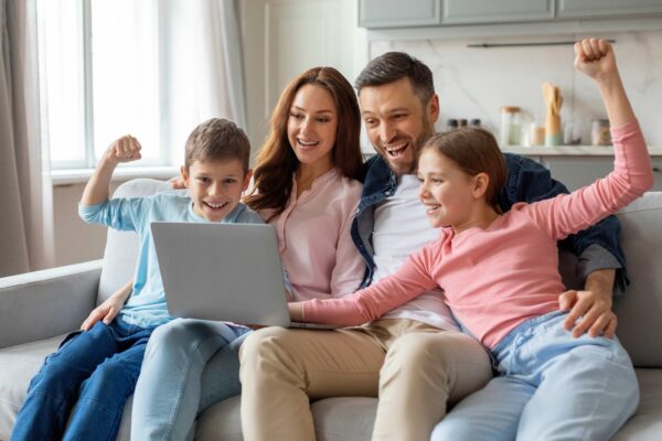 Siber Dolandırıcılara Dikkat : Çocuklarınızı Dijital Dünyada Korumasız Bırakmayın 50 Siber dolandırıcılar