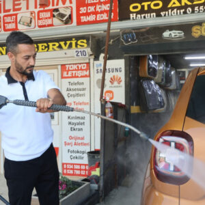 Araçta yangın tehlikesi: Oto yıkamada büyük bir felaketin eşiğinden dönüldü